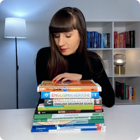 Juliana de Camargo com livros de idiomas